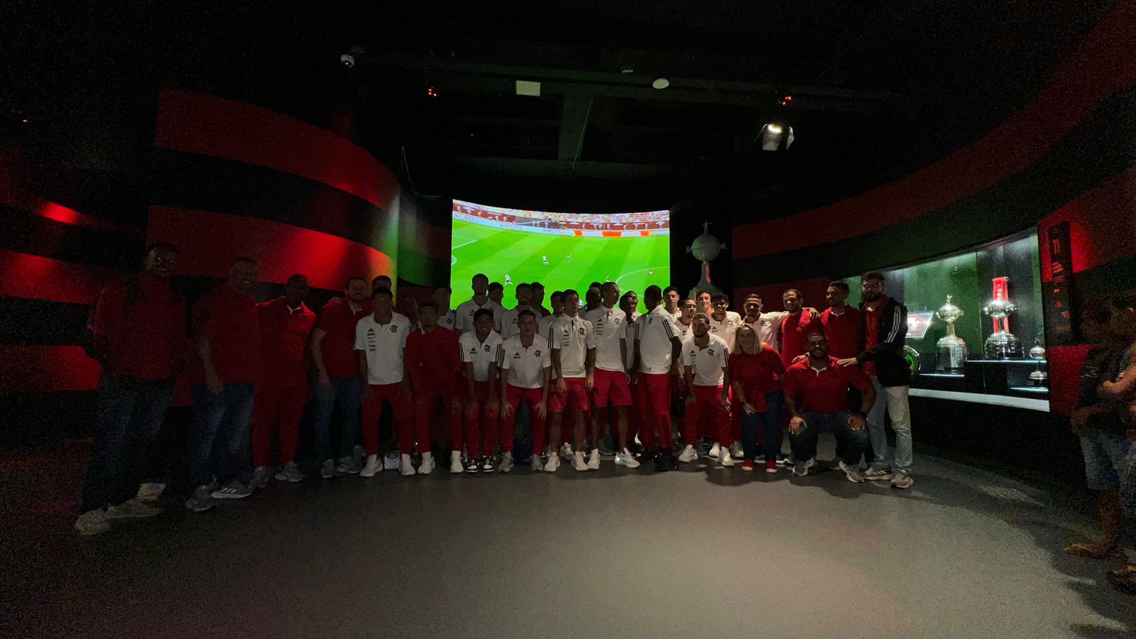 CONHECENDO A HISTÓRIA: GAROTOS DA BASE DO FLAMENGO VISITAM NOVO MUSEU DO CLUBE